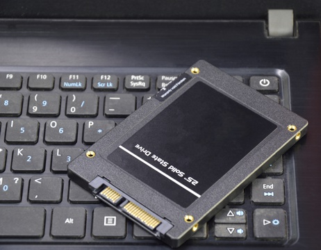 Harddisk SSD 2.5 inch black put on laptop